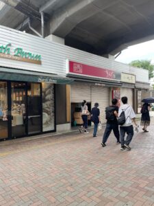駅前のパン屋さんを右に曲がる