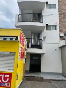 宝くじ売り場の奥の階段