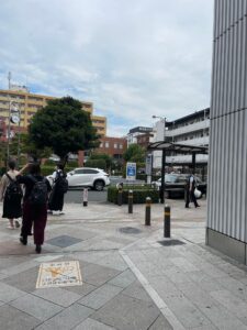 右手の白いマンション